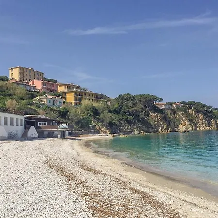 Semesterbostad Three-bedroom Holiday In Capoliveri -li- *